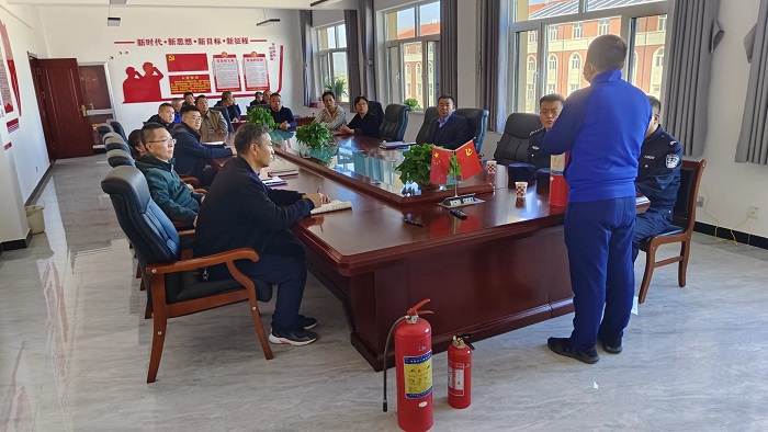 全场职工认真学习消防安全知识2.jpg