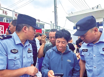     兴隆派出所民警叮嘱牛贩子一定要看收款记录。