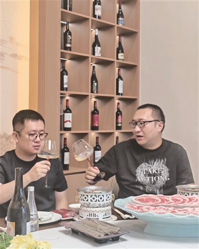     宁夏涮羊肉搭配宁夏葡萄酒，品味升级。