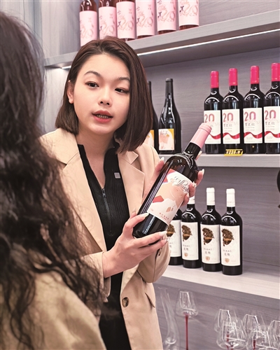     品鉴师陈欣介绍宁夏葡萄酒。