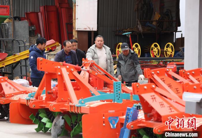 宁夏银川：农机市场迎来销售旺季