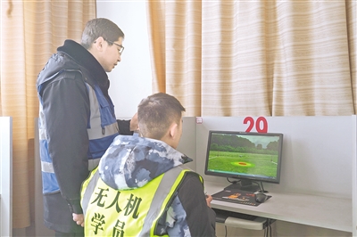 2月中旬，固原市天豹无人机培训基地教练指导学员学习无人机理论知识。