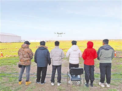     2月中旬，宁夏正禾航空无人机培训基地的学员跟随教练练习操作无人机。
