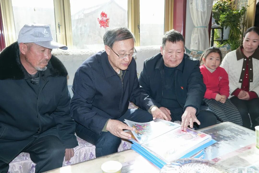 李邑飞在红寺堡区盐池县调研时强调 学习运用“千万工程”经验扎实推进“两化一振兴” 促进城乡融合发展各族�