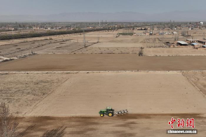 宁夏银川：春耕正当时田间耕作忙